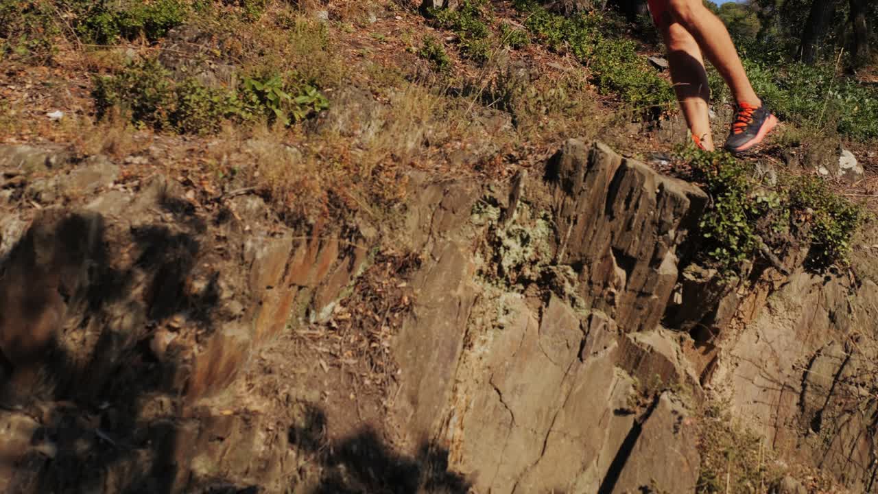 persona que hace senderismo por un sendero rocoso