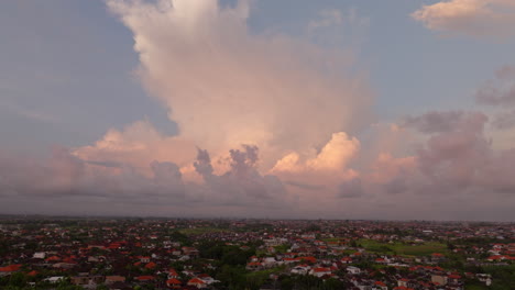 Canggu-Dorflandschaft-Mit-Wunderschönem-Himmel-Bei-Sonnenuntergang,-Bali-In-Indonesien