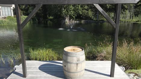 Interior-De-Una-Hermosa-Granja-Antigua-En-Medio-Del-Bosque-Con-Un-Lago-Y-Una-Fuente