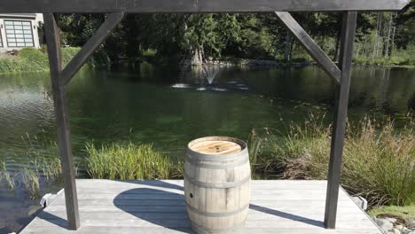interior de una hermosa granja vintage en el medio del bosque con un lago y una fuente