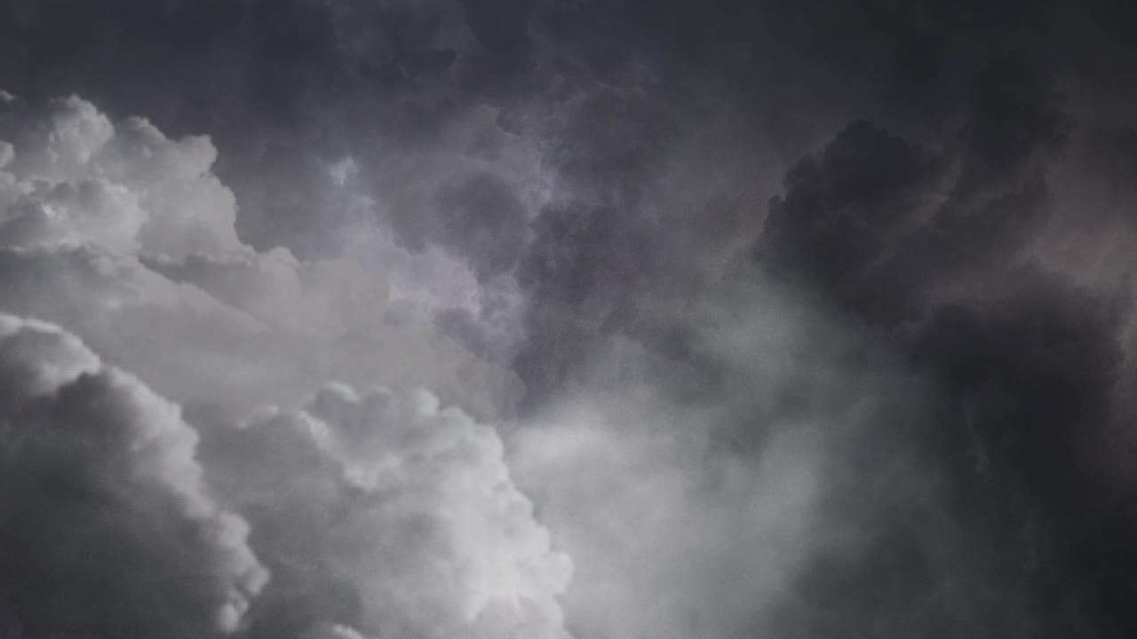 4k 뇌우, 하늘에서 태양을 가리는 짙은 회색 구름