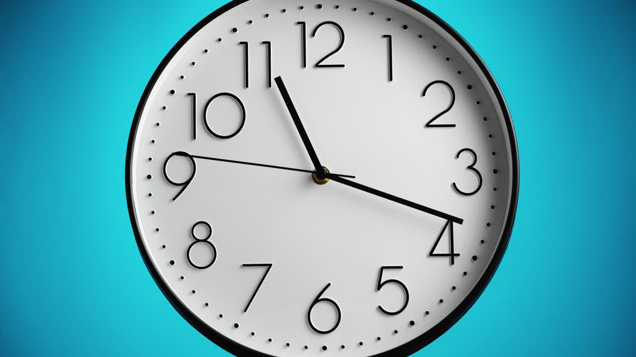 reloj de pared blanco sobre fondo azul. una hora para 12, lapso de tiempo. concepto de tiempo.