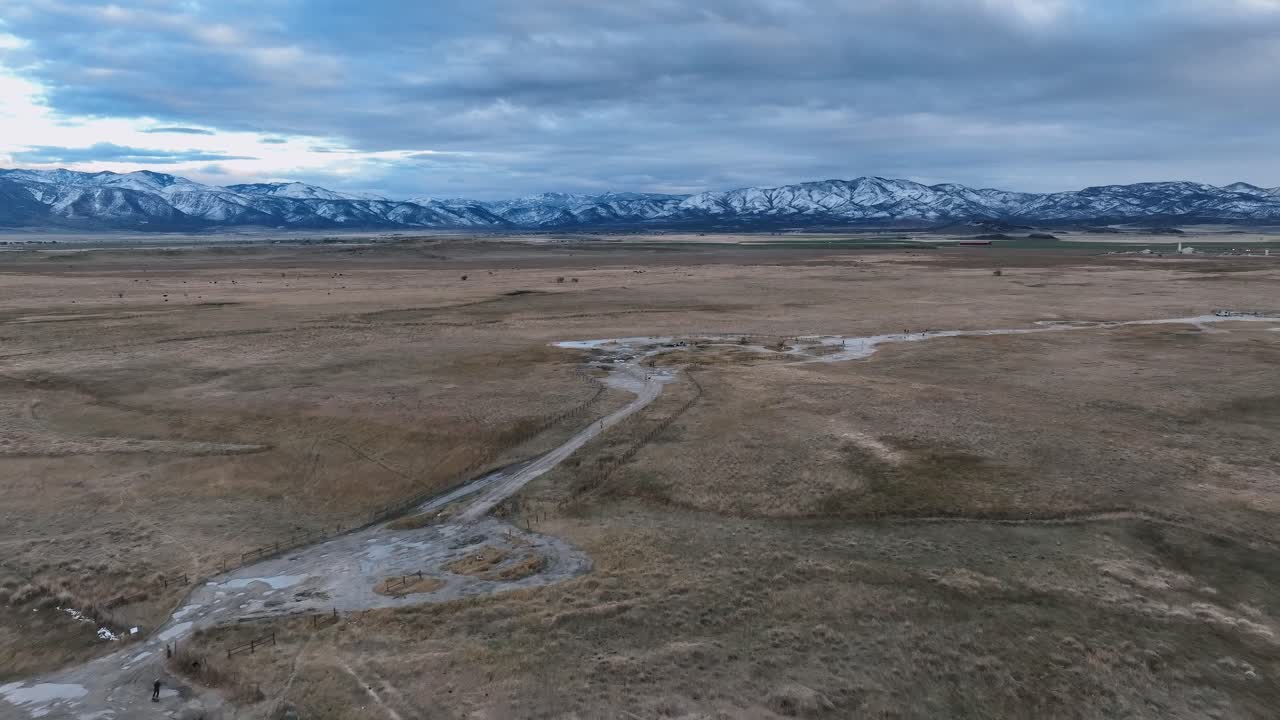 camionetas de caravanas en el sitio de acampada con vistas a las montañas de nieve