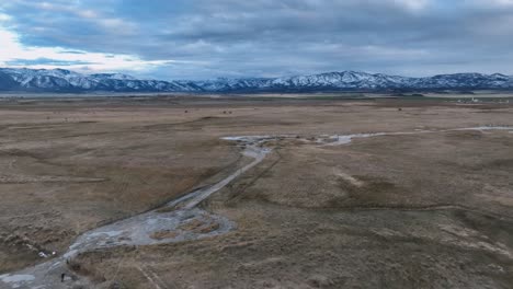 Wohnmobile-Auf-Campingplatz-Mit-Blick-Auf-Schneebedeckte-Berge