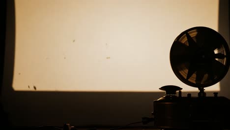 proyector de película con 2025 en la pantalla