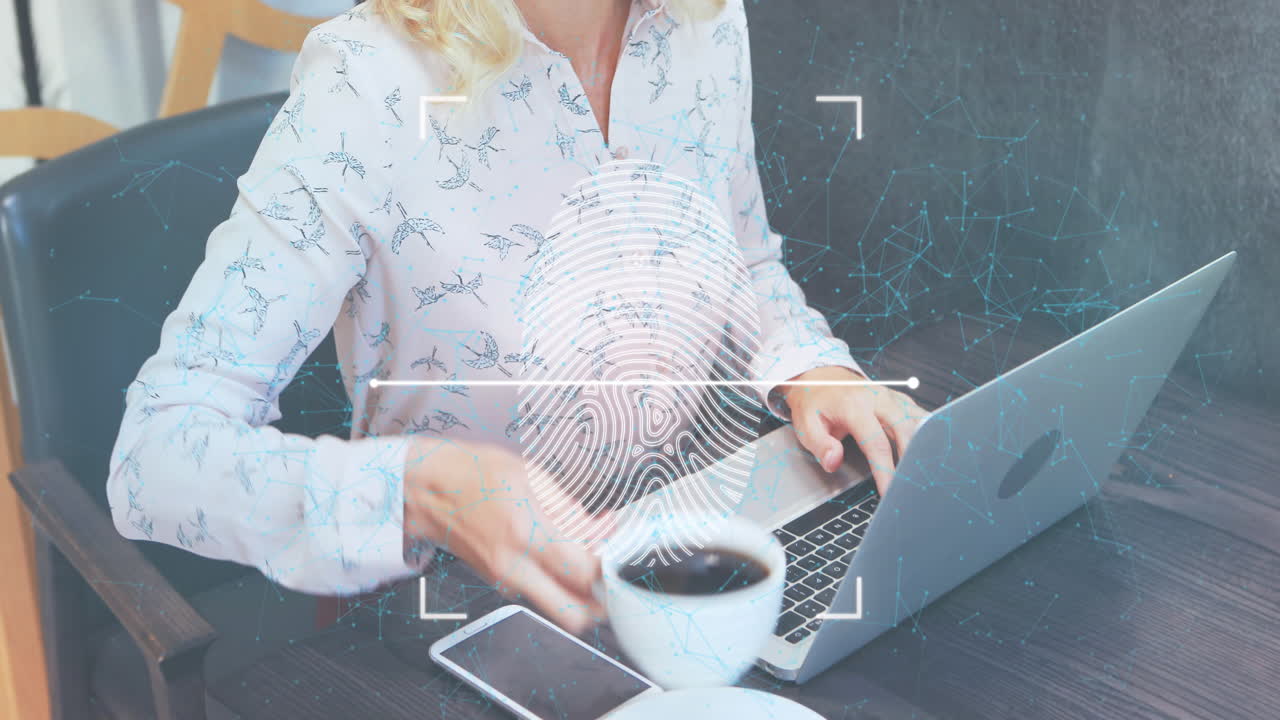 animación de huellas digitales y red de conexiones sobre mujer caucásica usando portátil.