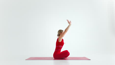 Schöne-Junge-Frau-In-Roter-Sportkleidung-Macht-Yoga--Oder-Pilates-Übungen-Auf-Weißem-Hintergrund.