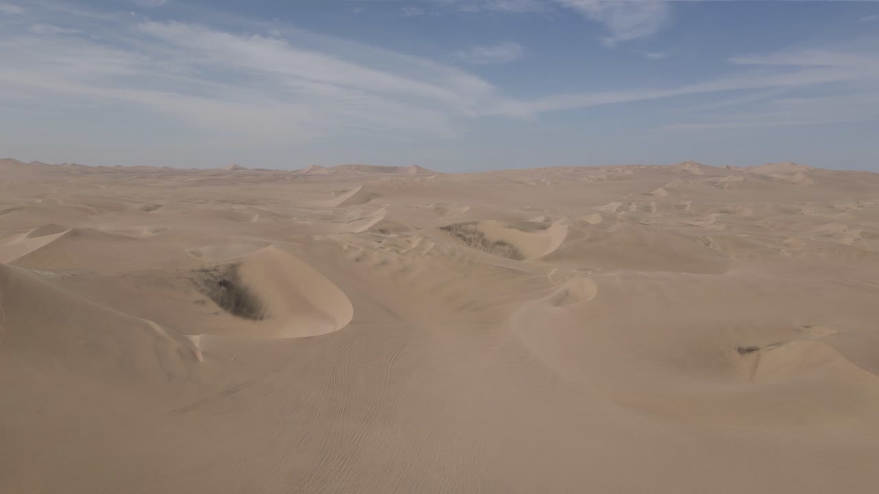공중: 희미한 구름 하늘 아래 끝없이 펼쳐진 사막의 모래 언덕