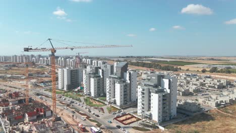 nuevos barrios desde la vista de las grúas en el distrito sur de la ciudad netivot