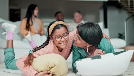 abuela, beso o niño por amor en la sala de estar