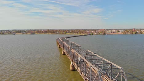 Elevándose-Sobre-El-Puente-Yarrawonga-Mulwala-Y-Revelando-La-Ciudad-De-Yarrawonga