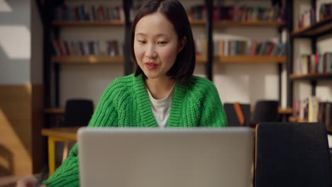 도서관 에서 공부 하는 여자
