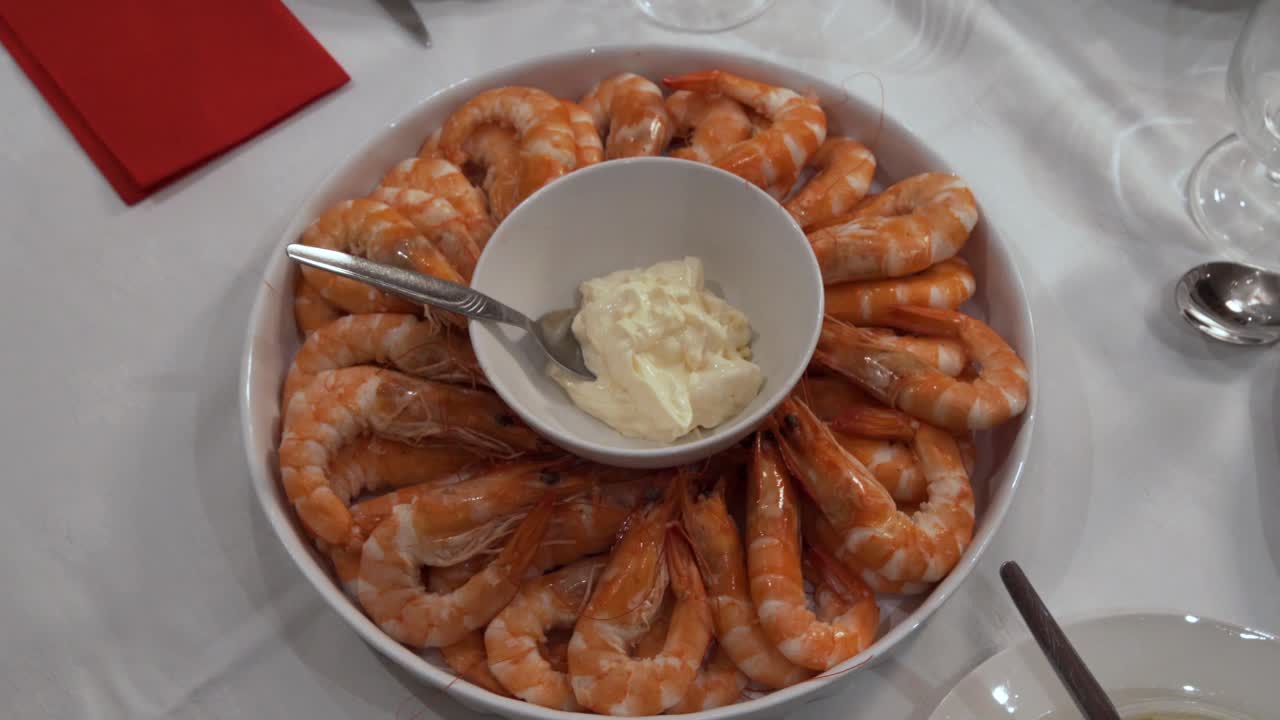 중앙 에 마요네즈 가 있는 새우 트레이