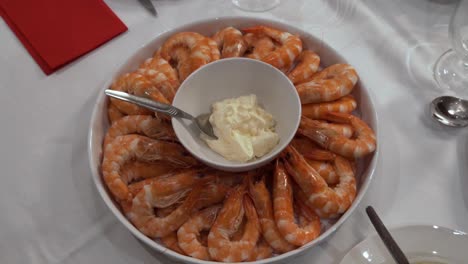 shrimp tray with mayo on center