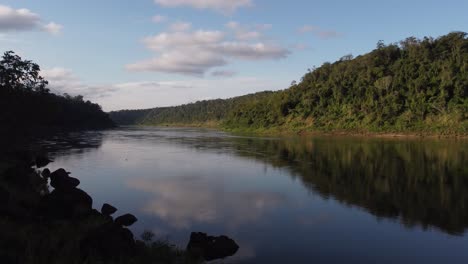 Drone-Volando-Sobre-Las-Orillas-Del-Río-Iguazú-En-Un-Día-Soleado-En-La-Frontera-Entre-Brasil-Y-Argentina