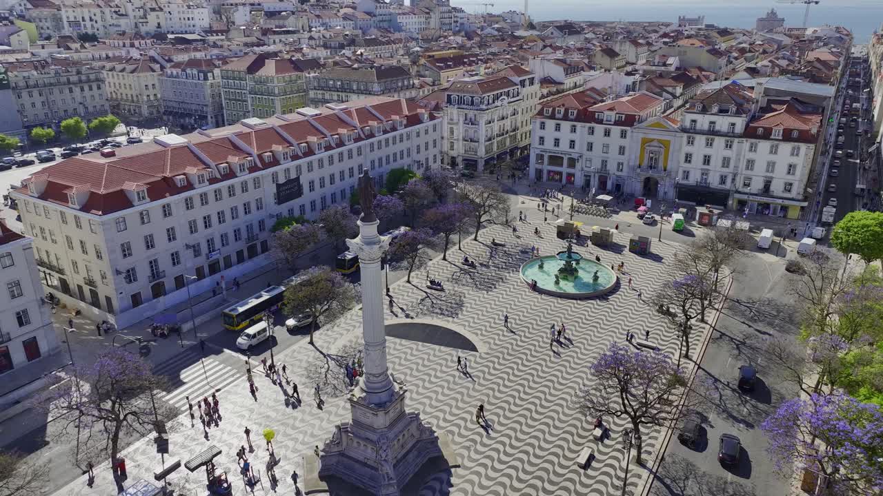 Ripresa con drone che si avvicina alla statua in Piazza Rossio a Lisbona.