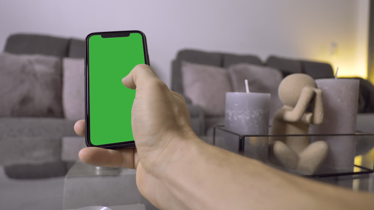 usando un teléfono android con pantalla verde en casa, primer plano - calidad 4k prores 422