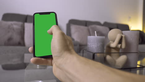 Usando-Un-Teléfono-Android-Con-Pantalla-Verde-En-Casa,-Primer-Plano---Calidad-4k-Prores-422