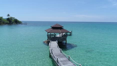 antena de mirador en un muelle en el océano en una isla tropical, koh kood, tailandia