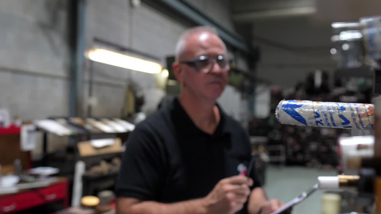 Operaio che ispeziona i materiali