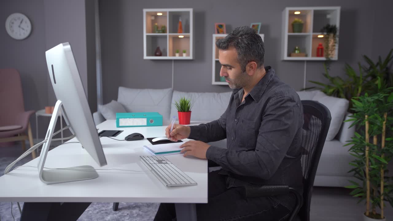 estado pensativo del hombre que trabaja en casa.