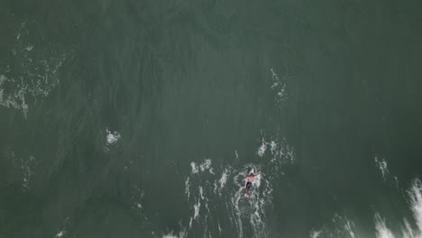 Vista-Superior-De-Drones,-Dos-Surfistas-Pasando-Olas