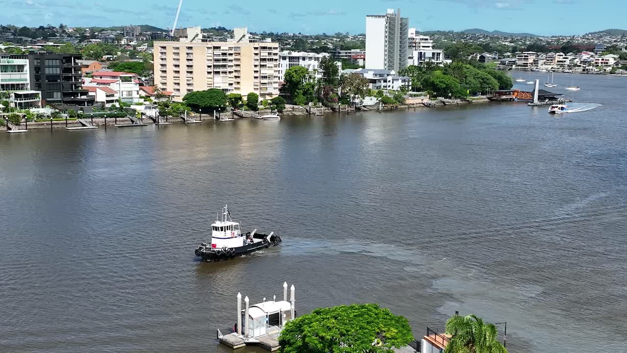 브리즈번 강에서 회전하는 예인선