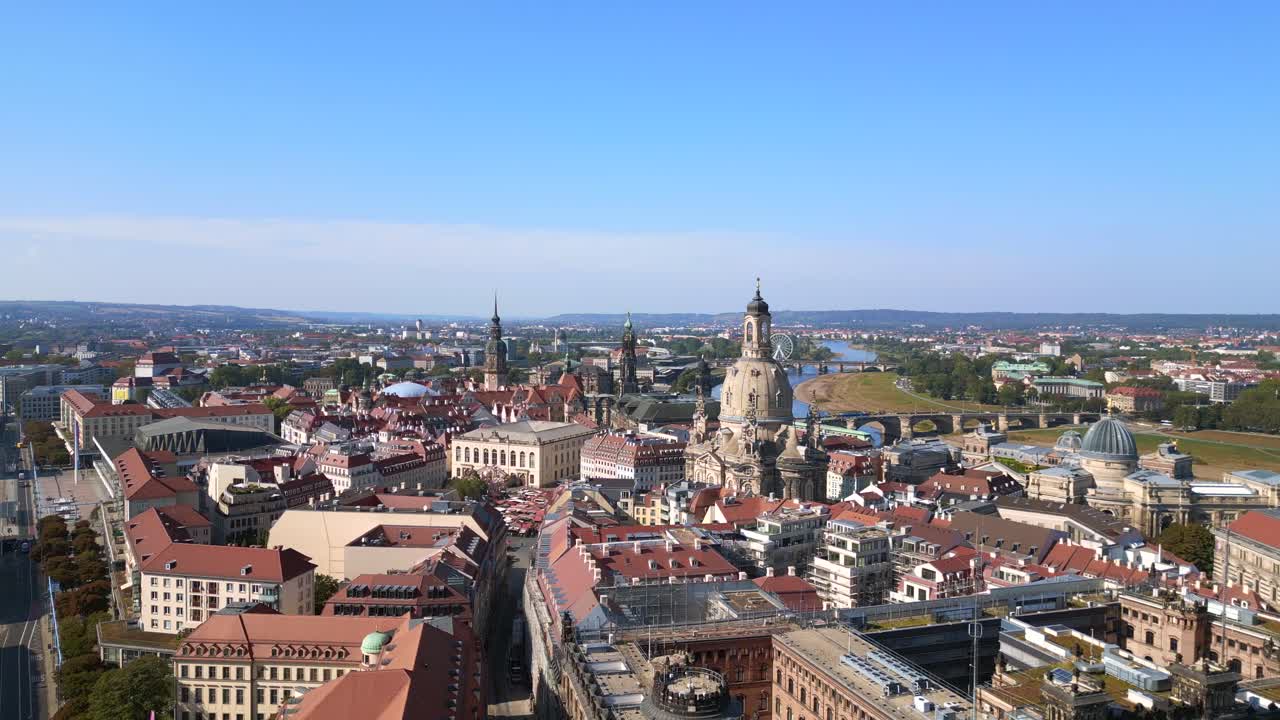 agradable vista aérea de arriba vuelo río elba ciudad de dresde mujeres iglesia frauenkirche ciudad ciudad alemania, verano cielo azul soleado día 23