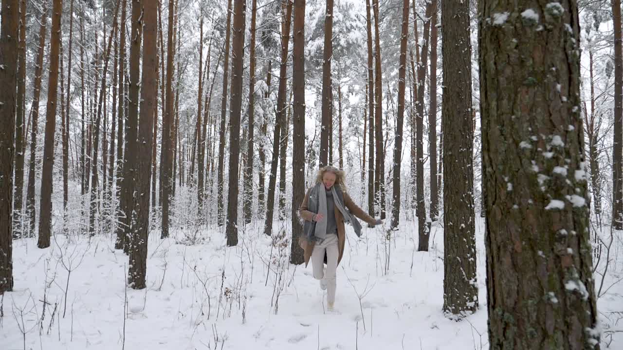 mujer sonriente corre hacia el bosque