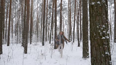 Lächelnde-Frau-Rennt-In-Den-Wald