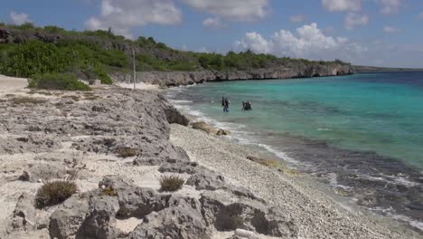 Los-Buzos-Salen-Del-Agua