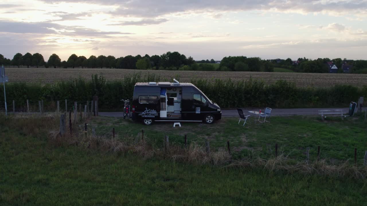 Campeggiatori nella campagna di Valkenburg al tramonto. Paesi Bassi, Limburgo, Valkenburg.