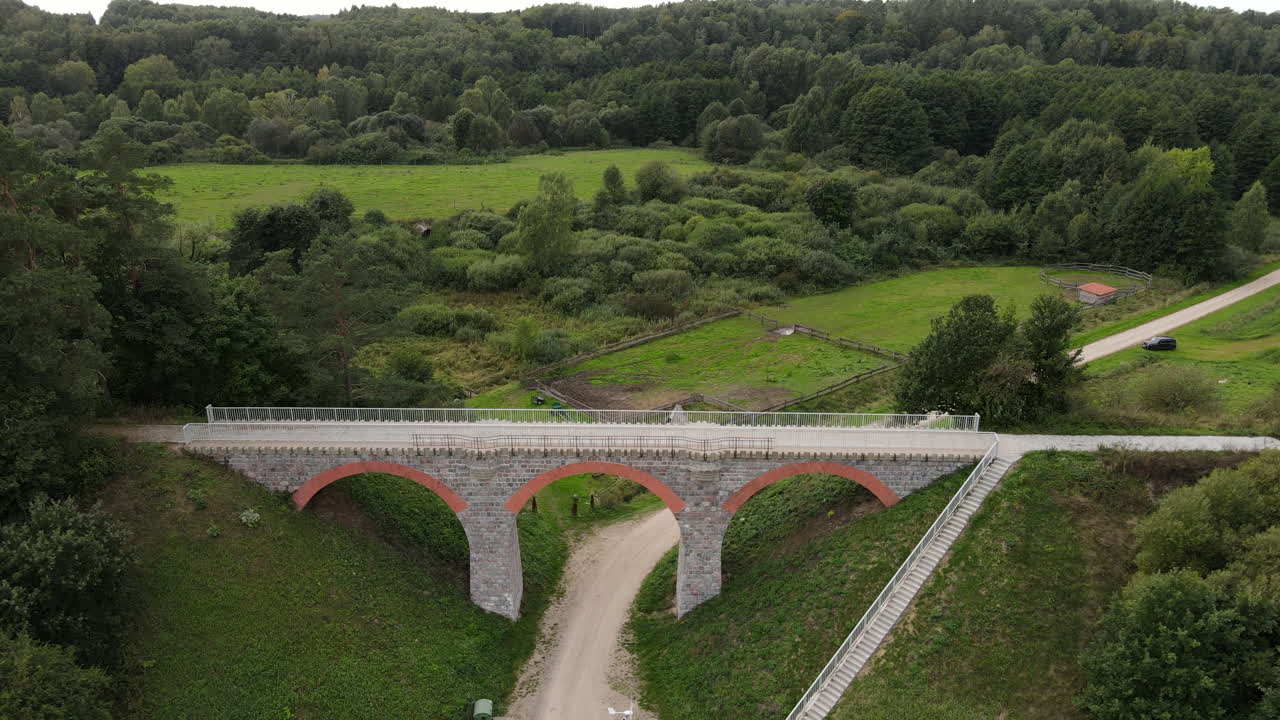 짧은 오래된 기차 다리의 극적인 드론 샷