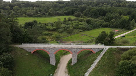 toma dramática de drones de un puente de tren viejo y corto