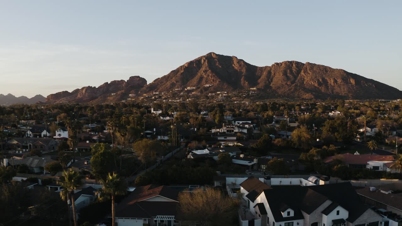 disparo de drones de casas residenciales en arizona sentado debajo de la montaña camelback