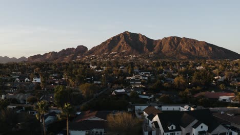 Drohnenaufnahme-Von-Wohnhäusern-In-Arizona,-Die-Unter-Dem-Camelback-Mountain-Liegen