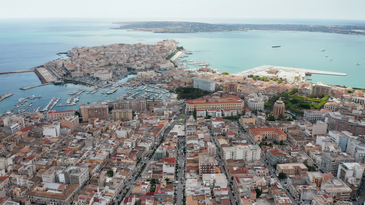 이탈리아 시칠리아의 시라쿠사 시에서 본 이솔라 디 오르티지아와 정박지