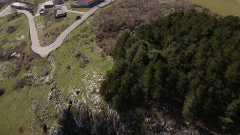 vista panorámica aérea del paisaje de pietraroja, un pueblo en la cima de una colina, en italia, en un día soleado
