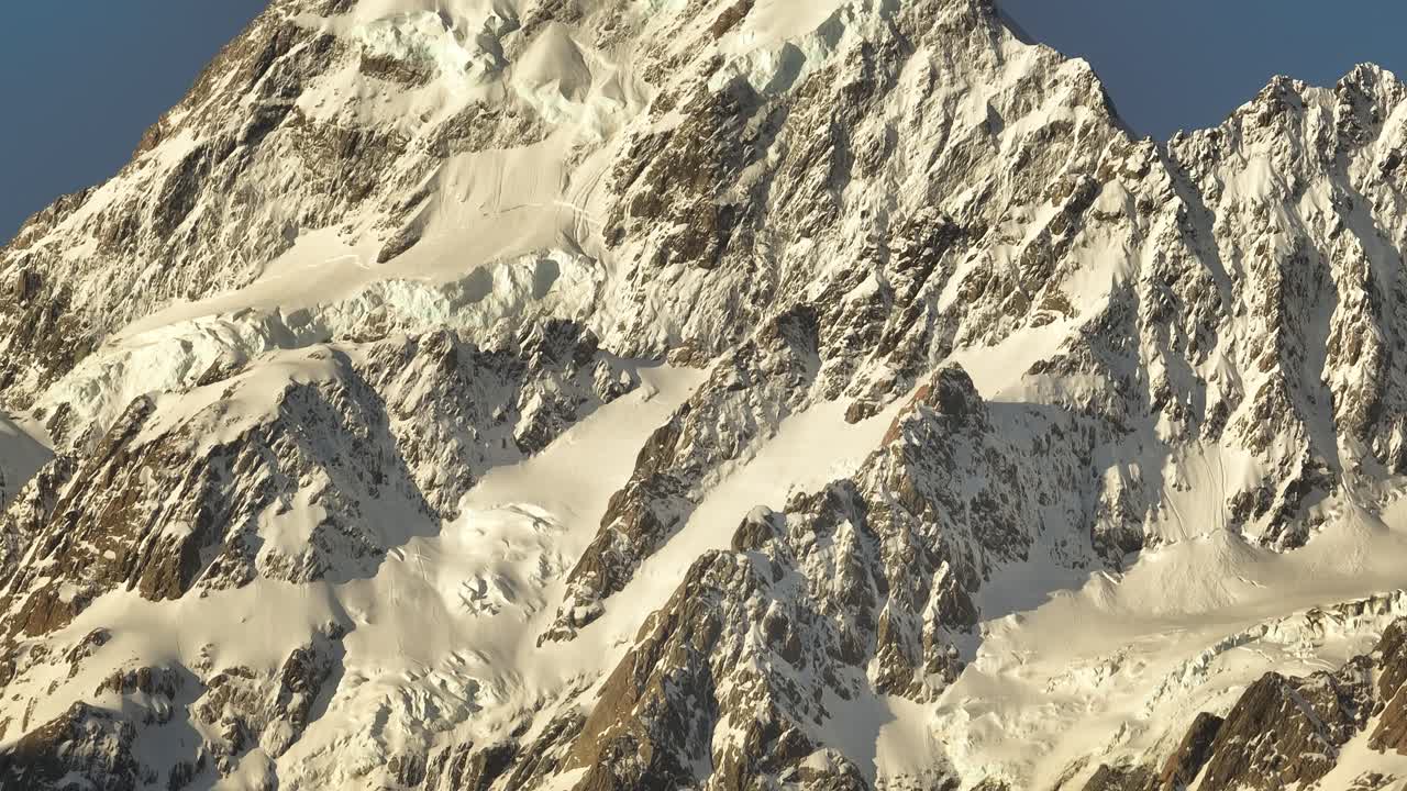 뉴질랜드의 마운트 쿡 눈 덮인 산봉우리, 햇빛