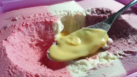helado a rayas con tema de barbie con sabor a fresa, vainilla y corriente negra en tina rosa, delicioso postre dominical servido con una cuchara de acero inoxidable