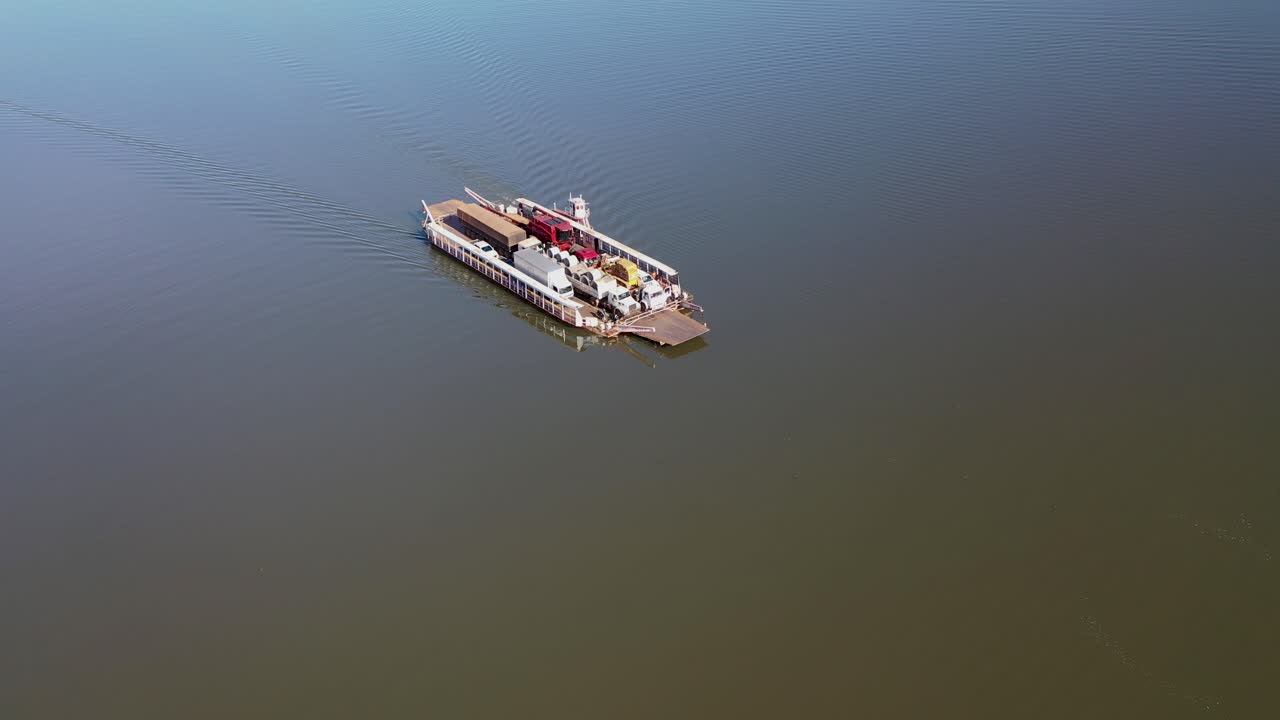 vista aérea de un ferry que transporta automóviles y camiones entre la frontera de los estados de tocantins y maranhão en el noreste de brasil por río