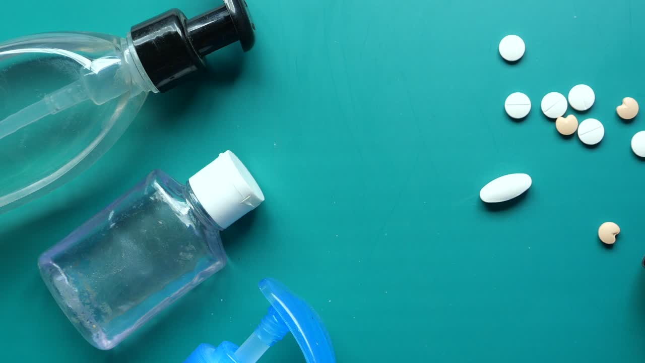 손 소독제, 약물, 아기용 물건 들 이 푸른색 표면 에