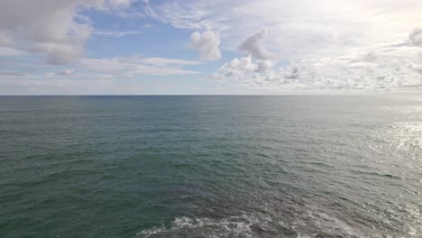 Aerial-dolly-in-flying-over-rugged-sea-shore-on-a-cloudy-day-in-Dominicalito-Beach,-Costa-Rica