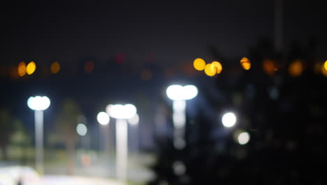 mujer disfrutando de la noche en el balcón de la villa