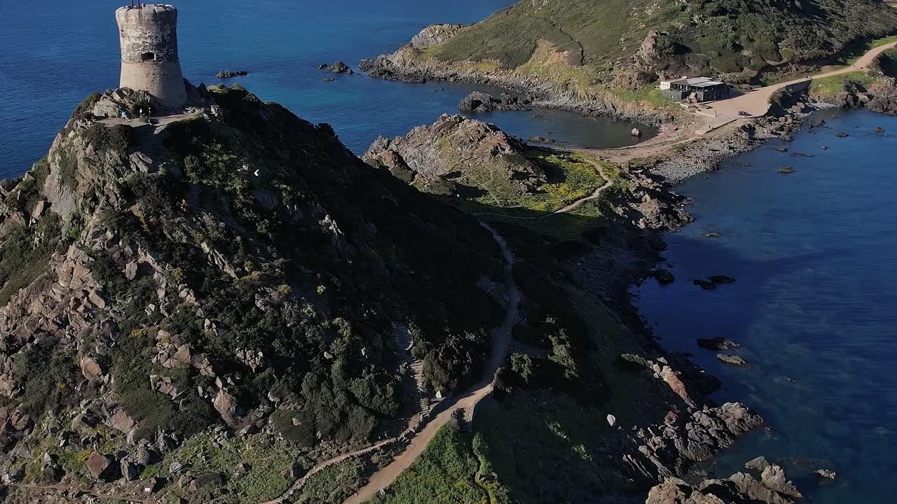 Esplorando il paesaggio costiero e la torre storica in Corsica, Francia