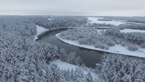 Un-Serpenteante-Río-Neris-Durante-Un-Invierno-Nevado