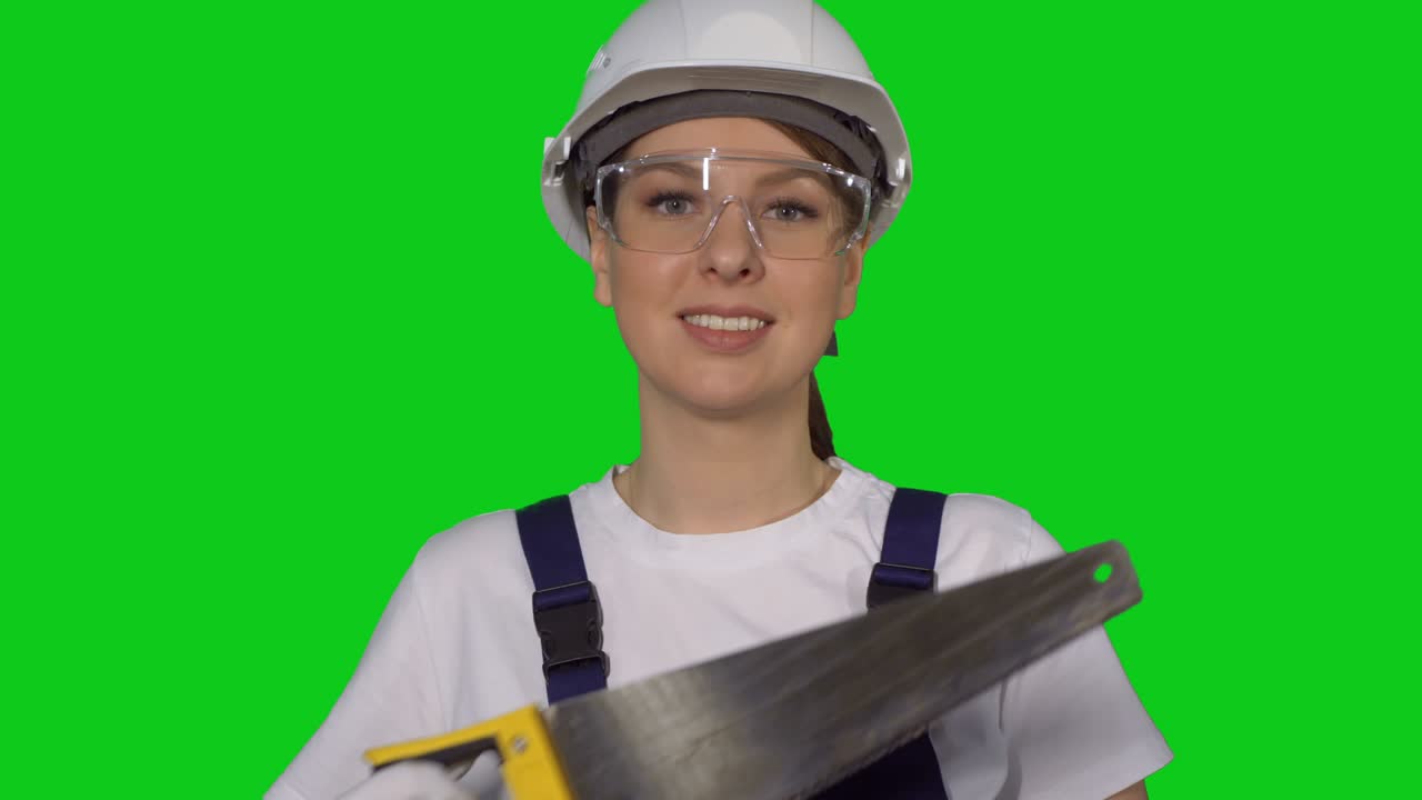 파란색 오버롤과 색 하드 모자 헬을 입은 여성 건축가