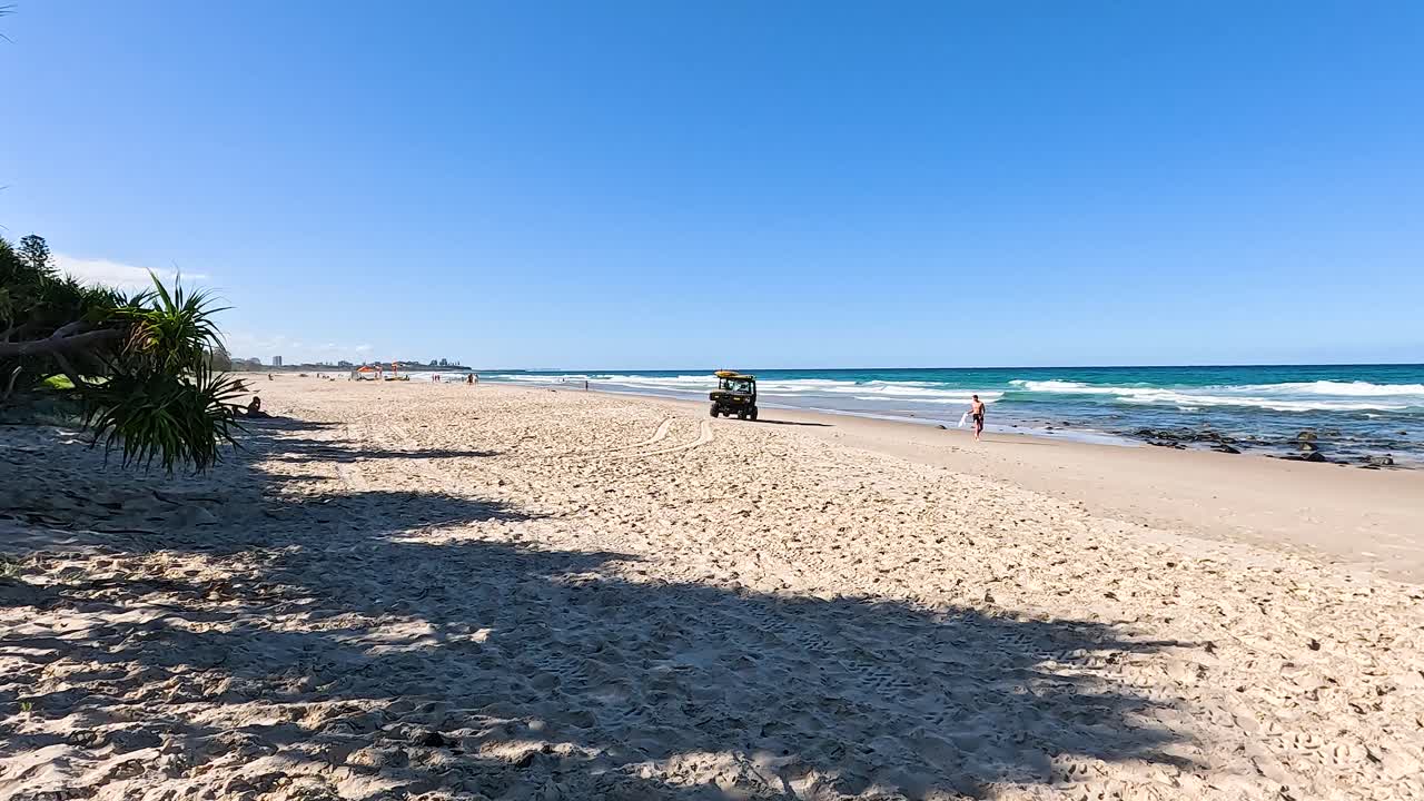пляжная сцена с океаном и чистым небом