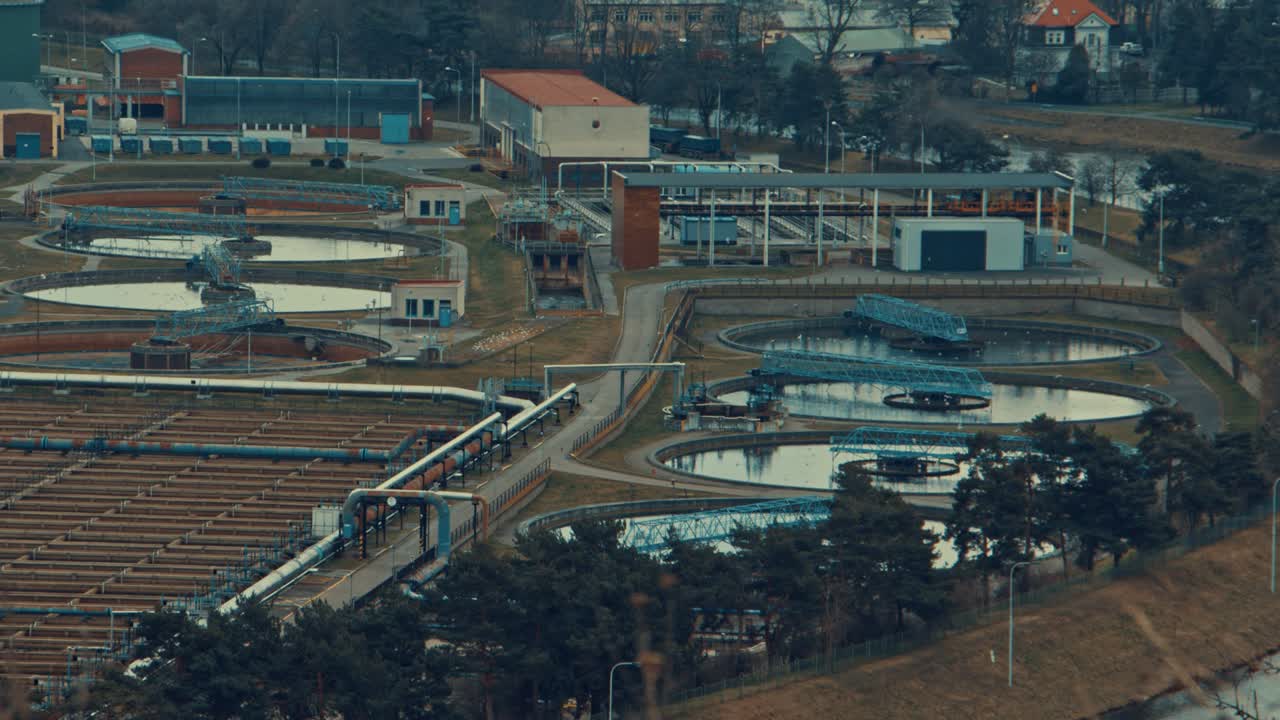 겨울 동안 위에서 폐수 처리 시설