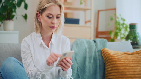 chica enojada por el problema de la aplicación de teléfono inteligente